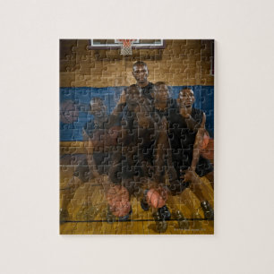 Basketbalspeler die met een bal aan de slag gaat legpuzzel