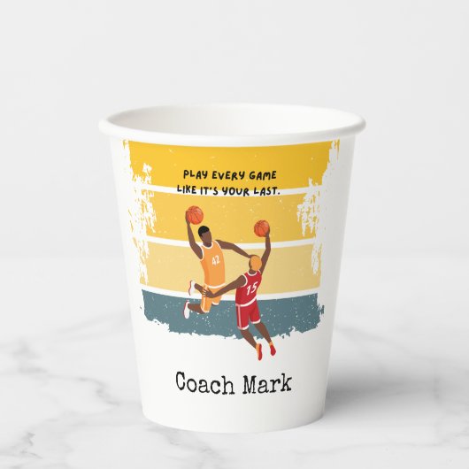 Basketbalspeler speelt bal papieren bekers (Voorkant)