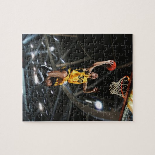 Basketbalspeler springt in de lucht legpuzzel (Horizontaal)