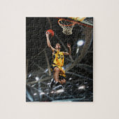 Basketbalspeler springt in de lucht legpuzzel (Verticaal)