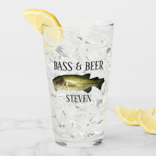 Basse de pêche amusante et verre à boire de la biè