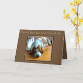 Basset endormi sur une carte drôle de "Fête des Pè (Fleur jaune)