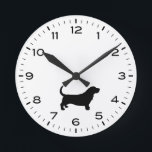 Basset Hound Chien race Silhouette Horloge ronde<br><div class="desc">Une horloge murale amusante pour la maison ou le bureau. Fait un cadeau original pour les amoureux de Basset Hound. Découvrez le Doodle World de Jenn pour encore plus d'horloges décoratives et de décors à thème pour chiens.</div>