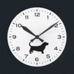 Basset Hound Chien race Silhouette Horloge ronde<br><div class="desc">Une horloge murale amusante pour la maison ou le bureau. Fait un cadeau original pour les amoureux de Basset Hound. Découvrez le Doodle World de Jenn pour encore plus d'horloges décoratives et de décors à thème pour chiens.</div>