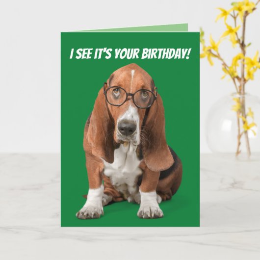 Basset Hound Ik zie dat het jouw verjaardag is Kaart (Gele Bloem)