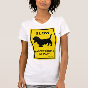 Basset Hound lent au T-shirt de jeu