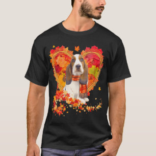 Basset Hound met hart gemaakt van herfstbladeren T-shirt