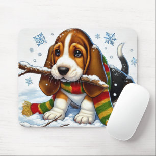 Basset Hound Puppy in de sneeuw met sjaal en tak Muismat