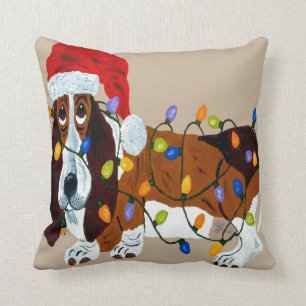 Basset in de knoop met kerstlichtjes kussen