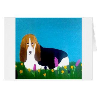 Basset in een bloementveld