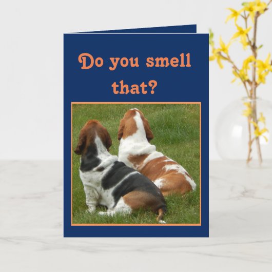 Bassets mignons sur la carte d'anniversaire drôle (Fleur jaune)