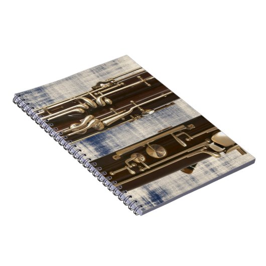 Basson sur le carnet de notes à spirale fané de (Côté Droit)