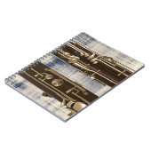 Basson sur le carnet de notes à spirale fané de (Côté gauche)