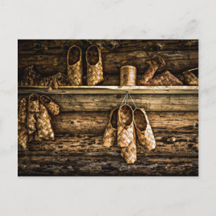 Bast schoenen aan de muur briefkaart