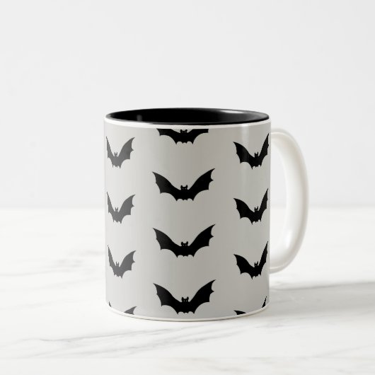 Bat Flying Spooky Halloween-patroon Tweekleurige Koffiemok (Voorkant rechts)