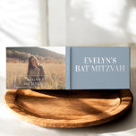 Bat mitzvah élégant<br><div class="desc">Voici notre livre d'hôtes Bat mitzvah,  avec le titre "Bat mitzvah" dans une police serif élégante,  magnifiquement embossée dans un vrai papier d'aluminium. Conçu dans un style minimaliste,  il saisit l'essence de votre journée spéciale.</div>
