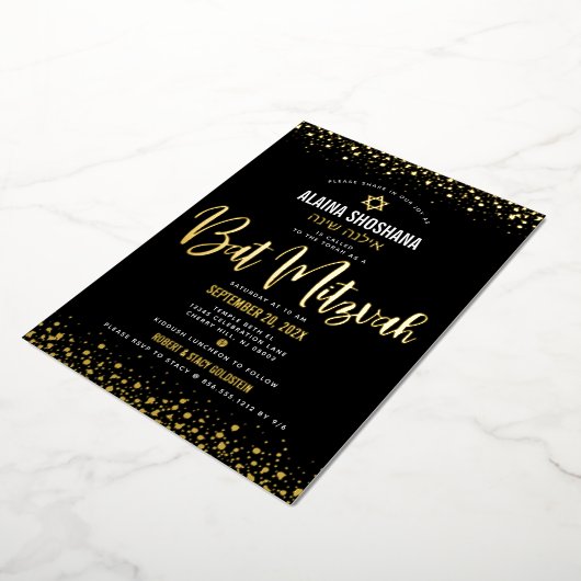 Bat Mitzvah Zwart Elegant Modern Script Echt Goud Folie Uitnodiging (Gedraaid)