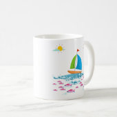 Bateau à voile et poisson rouge Café Mug (Devant droit)
