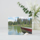 Bateau attaché à quai sur la carte postale du lac (Debout devant)