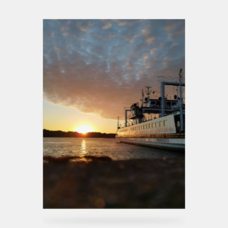 Bateau au coucher du soleil sur l'eau