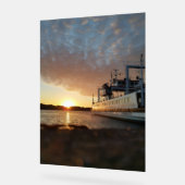 Bateau au coucher du soleil sur l'eau (Angle)