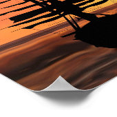 Bateau avec affiches au lever du soleil (Coin)