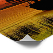 Bateau avec affiches au lever du soleil (Coin)