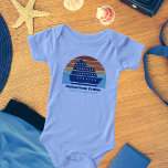 Bateau de croisière personnalisable Coucher de sol<br><div class="desc">Voyage de croisière sur mesure cool tricolore maillot de bébé pour un petit garçon ou une petite fille lors de votre réunion de famille ou d'une escapade de printemps aux Bermudes, aux Bahamas ou aux Caraïbes. Customisez cette tenue de coucher de soleil mignonne avec votre nom de famille et destination...</div>