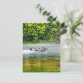 Bateau de pêche en mouvement Carte postale vierge (Debout devant)