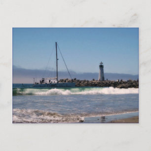 Bateau et phare arrivant à Shore Carte postale