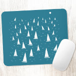 Bateau Nautique<br><div class="desc">Bateaux à voile courent sur une mer verte turquoise et pétillante. Un design nautique amusant pour tous ceux qui aiment la voile. Art original de Nic Squirrell.</div>