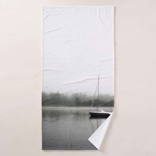 BATEAU NOIR ET BLANC SUR LE LAC (Serviette de bain)
