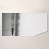 BATEAU NOIR ET BLANC SUR LE LAC (Serviette de bain)