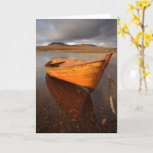 Bateau sur le loch, vertical. Carte par le (Fleur jaune)