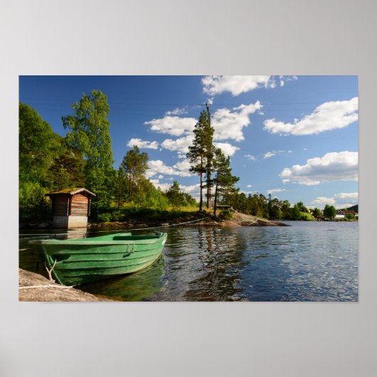 Bateau vert dans un fjord en Norvège affiche (Devant)