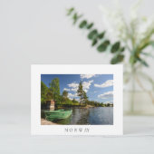 Bateau vert dans un fjord en Norvège Carte postale (Debout devant)