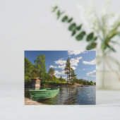 Bateau vert dans un fjord en Norvège carte postale (Debout devant)