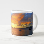 Bateaux à voile à Golden Sunset Mug (Devant droit)
