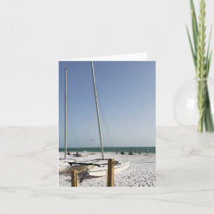 Bateaux à voile sur la plage carte blanche