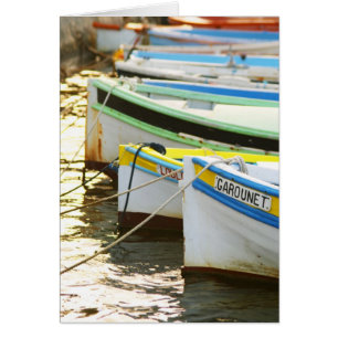 Bateaux de pêche provençaux typiques peints en