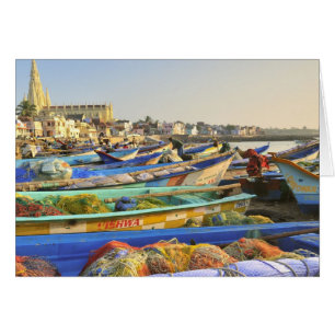 Bateaux en préparation pour la pêche, L'église de