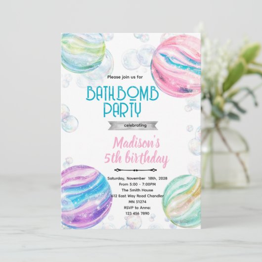 Bath bomb birthday party invitation (Debout devant)