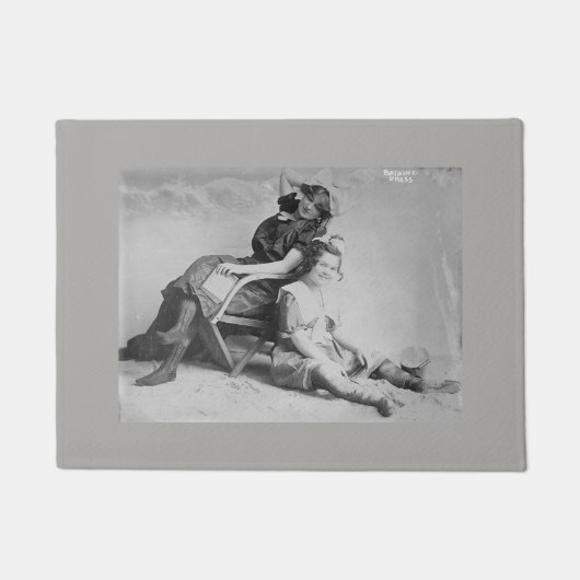 Bathing Beauties - bocht van de eeuwse badjurk Deurmat (Voorkant)