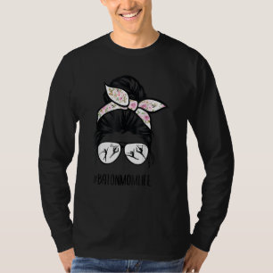 Baton Twirler-moeder leven rommelige haarbril door T-shirt