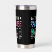 Battery life of a PACU nurse levels humor Geïsoleerde Drinkbeker (Rechts)