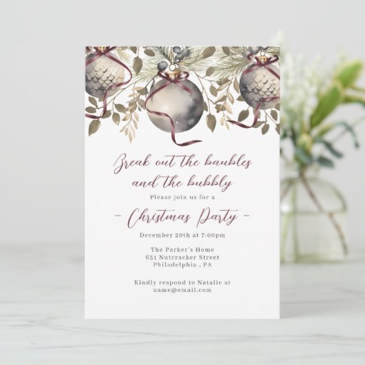 Baubles & Bubbly Fête de Noël Invitation (Debout devant)