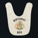 Bavoir Harry Potter | Cimier de Poudlard Birthday Boy<br><div class="desc">Célébrez l’anniversaire magique de votre petit avec ce charmant bib à thème Harry Potter. Doté de l’emblématique crête de Hogwarts et de détails inspirés du monde de la sorcière, il est l’accessoire parfait pour ajouter une touche de magie et de gentillesse à la journée spéciale. Un choix qui plaira à...</div>