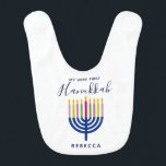 Bavoir Premier Hanoukka Menorah<br><div class="desc">Premier Hanoukka avec l'idée de cadeau de Menorah pour le bébé, personnalisée avec le nom.</div>
