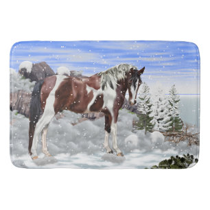 Bay and White Tobiano Paint Horse in de sneeuw Badmat