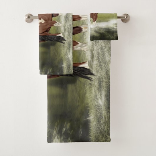 Bay and White Tobiano Paint Horse Print Bad Handdoek (Insitu)